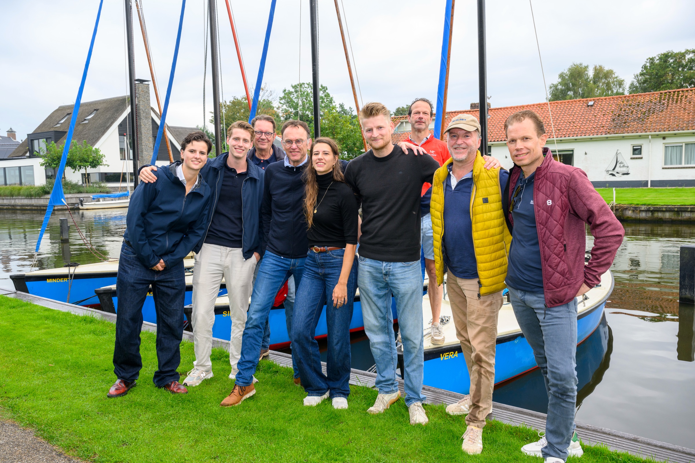 Het team van e3 Partners bij de boten aan het water